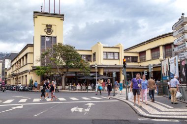 FUNCHAL, PORTUGAL - 24 AĞUSTOS 2021: Bu eski kasabadaki Çiftçi Pazarı binası.