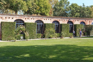 LUCCA, İTALYA 16 Eylül 2018 Palazzo Pfanner parkındaki kapalı sera ve çimenlik..