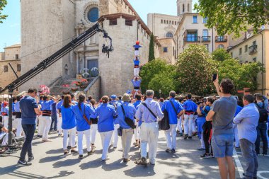 Girona, İspanya - 14 Mayıs 2017: Bu insanlar, castel, şehrin çiçek Festivali sırasında denilen bir kule inşaatı.