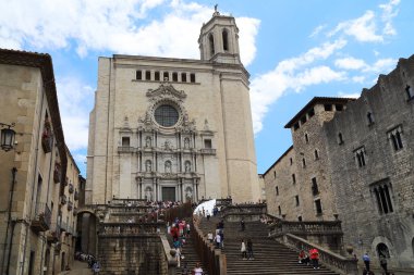 GİRONA, İSPAN - 14 Mayıs 2017: 17. yüzyıldan kalma Barok görünüşlü Girona 'lı Aziz Mary' nin ortaçağ katedrali.