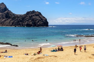 PORTO SANTO ADASI, PORTUGAL - 26 AĞUSTOS 2021 Burası Ponta da Calheta Burnu 'nda terk edilmiş taş resif adaları yakınında kumlu bir plaj..