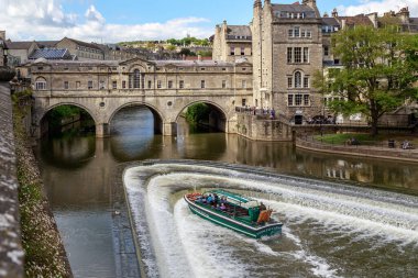 BATH, GREAT BRITAIN - 14 Mayıs 2014: Bu Avon Nehri 'ndeki Pultney Barajı' nın yanındaki gezici bir tekne..