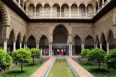 SEVILLE, SPAIN - 21 Mayıs 2017: Alcazar 'daki Mağribi Sarayı' nın Maiden Avlusuna kimliği belirsiz turistler.