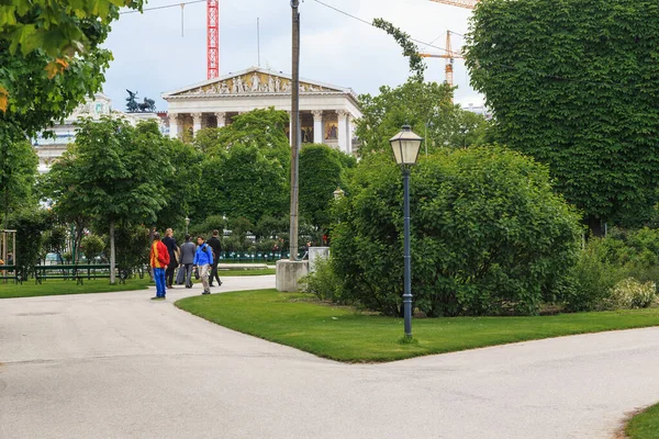 Vienna Austria May 2019 Unidentified People Walking Alleys Volksgarten Park — Stock Photo, Image