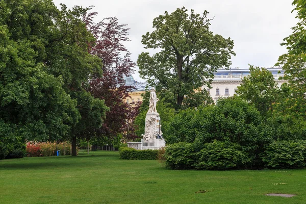 维也纳 澳大利亚 2019年5月15日 这是位于伯格加滕公园草坪上的莫扎特纪念碑 — 图库照片