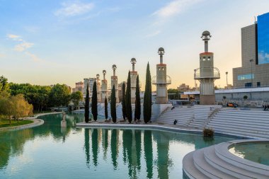 BARCELONA, İSPAN - 14 Mayıs 2017: Bu, şehrin eski sanayi bölgesinin sahasında oluşturulan modern bir sanayi İspanya Parkı..