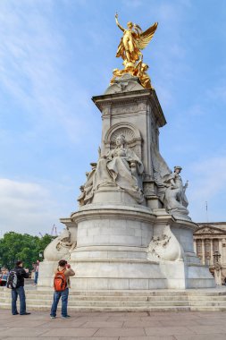 LONDON, GREAT BRITAIN - 17 Mayıs 2014: Buckingham Sarayı 'nın önündeki Victoria Anıtı.
