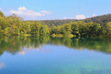 PLITVICE, CROATIA - 13 Eylül 2016: Bu, sonbahar mevsiminde Plitvice Gölleri Ulusal Doğa Koruma Alanındaki üst göllerden biridir.