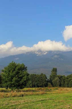 Bu, Hırvat Balkanlarının eteklerindeki kırsal bir manzara..