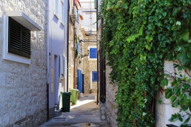 TRIBUNJ, CROATIA - 6 Eylül 2016: Bu eski sahil kasabasının dar yaya şeritlerinden biridir.