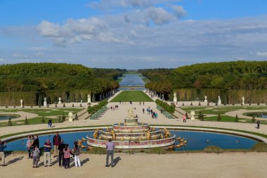 VERSAILLES, FRANCE - 8 Eylül 2018 Sarayın parkındaki Parterre Laton faal fıskiyesinden Büyük Kanal 'a.