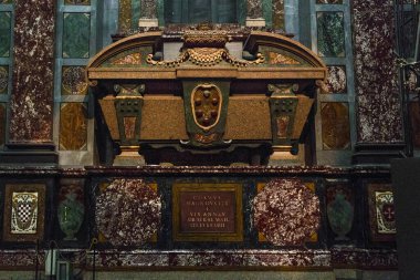 FLORENCE, İTALYA - 13 Eylül 2018 Bu San Lorenzo Bazilikası Prensleri Şapeli 'ndeki Dük I. Cosimo Medici' nin mermer lahiti..