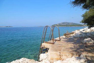 Bu, Hırvatistan tatil beldesi kıyısındaki ıssız adaların tipik bir deniz manzarası..