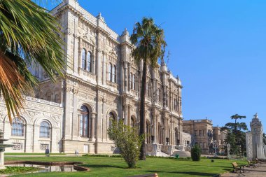 İSTANBUL, TURKEY - 13 Eylül 2017: Bu Dolmabahce Sarayı 'nın ön cephesi Boğaz tarafından.