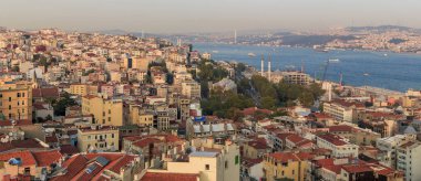 İSTANBUL, TURKEY - 10 Eylül 2017: Bu, Galata Kulesi 'nden bir gece geç saatlerde Boğazın manzarası.