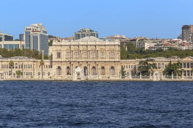 İSTANBUL, TURKEY - 12 Eylül 2017: Bu Dolmabahce Sarayı 'nın ön cephesi Boğaz tarafından.