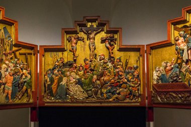 Vienna, AUSTRIA - 16 Mayıs 2019: Bu Yukarı Belvedere 'in ortaçağ dini sanatının salonlarında İsa' nın çarmıha gerildiği ortaçağ üçlüsü..