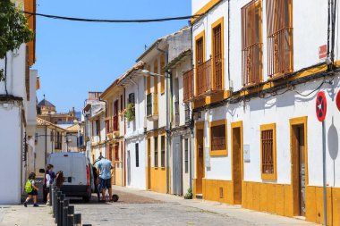 CORDOBA, SPAIN - 23 Mayıs 2017: Bu şehrin eski yerleşim yerlerinden biri, mimari ve renklendirmede birbirine benzeyen alçak binalarla inşa edilmiş..