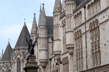 LONDON, GREAT BRITAIN - 19 EYLÜL 2014: Bu Neo-Gotik Adalet Sarayı 'nın arka planına karşı Tapınak Bar Anıtı Griffin.