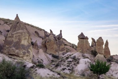 Bunlar Kapadokya 'daki Hayalgücü Vadisi' ndeki tuhaf aşındırıcı kaya oluşumları..