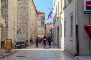 ZADAR, CROATIA - 14 EPTEMBER 2016: Burası eski şehrin kaldırım taşlarıyla döşenmiş, sayısız ziyaretçi tarafından parlatılmış yaya sokaklarından biri.
