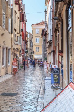 ZADAR, CROATIA - 14 EPTEMBER 2016: Burası eski şehrin kaldırım taşlarıyla döşenmiş, sayısız ziyaretçi tarafından parlatılmış yaya sokaklarından biri.