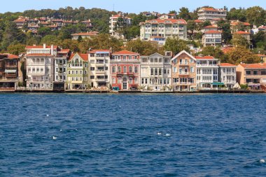 İSTANBUL, TURKEY - 12 Eylül 2017: Bu Sariyer kentsel alanının Boğaz boyunca uzanan tarihi bir binasıdır..