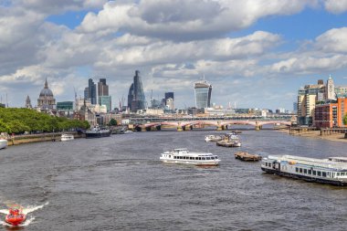 LONDON, GREAT BRITAIN - 9 Mayıs 2014: Bu Thames, Blackfriars Köprüsü ve şehrin modern gökdelenlerinin manzarası.