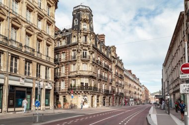 ROUEN, FRANCE - 31 AĞUSTOS 2019: Bu 19. yüzyılın sonlarında şehrin orta kesimindeki bir sokakta bulunan bir Art Nouveau evi.