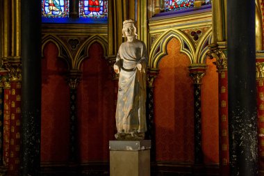 PARIS, FRANCE - 13 Mayıs 2013: Bu Saint Louis 'in Saint-Chapelle' deki eski bir heykeli.