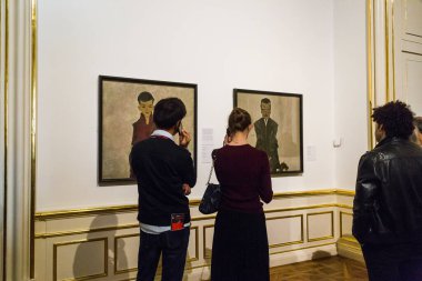 VIENNA, AUSTRIA - 16 Mayıs 2019: Kimliği belirsiz ziyaretçiler Yukarı Belvedere Sarayı 'nın müze salonlarından birindeler.