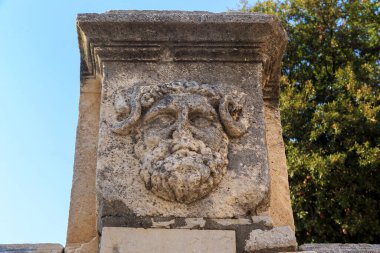 ZADAR, CROATIA - 14 Eylül 2016: Bu Roma tanrılarından birinin oyulmuş yüzü, antik Roma forumunun kalıntıları üzerinde bırakılmış..