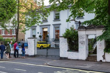 LONDON, GREAT BRITAIN - 17 Mayıs 2014: Bunlar Beatles 'ın şarkılarını kaydettiği ünlü Abbey Road Stüdyoları' nın kimliği belirsiz hayranları..
