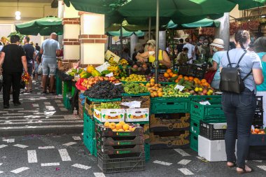 FUNCHAL, PORTUGAL - 20 AĞUSTOS 2021: Bu Madeira adasının başkentindeki ünlü Çiftçi Pazarı 'nın sahnesi. 