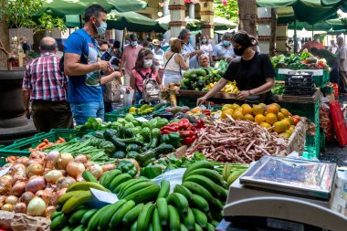 FUNCHAL, PORTUGAL - 20 AĞUSTOS 2021: Bu Madeira adasının başkentindeki ünlü Çiftçi Pazarı 'nın sahnesi. 