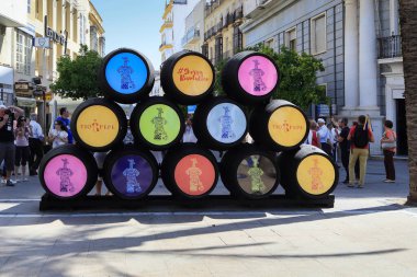 JEREZ DE LA FRONTERA, İSPA - 22 Mayıs 2017: Bunlar şerinin merkezindeki sokaklardan birinde stilize edilmiş fıçılar.