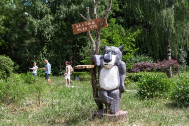 KRASNOKUTSK, UKRAINE - 24 Temmuz 2021: Bu Krasnokutsk Dendroloji Parkının doğa koruma alanının girişindeki bir kurdun komik bir figürüdür..