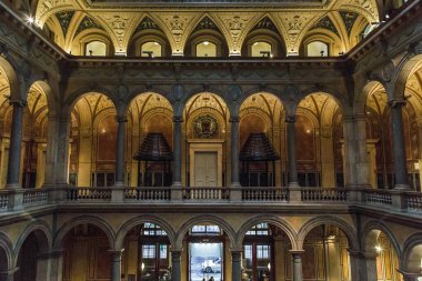 VIENNA, AUSTRIA - 14 Mayıs 2019: Bu Uygulamalı Sanatlar Müzesi 'nin merkez salonunun iç görüntüsü.