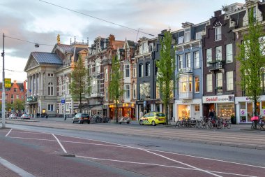 AMSTERDAM, NETHERLANDS - 4 Mayıs 2013: Bu evler Van Baerlestraat Bulvarı boyunca bir bahar akşamı konçerto tiyatrosu yakınlarındaki tarihi evler.