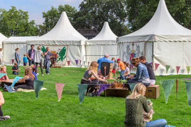 London, Büyük Britanya - Eylül 7, 2014: Bunlar sakinleri ve Konuklar şehrin Victoria dolgu bahçeleri Thames Festivali.