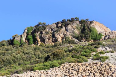 Bunlar seyrek bitki örtüsü ve çıkıntılı kayalarla kaplı yamaçlar..