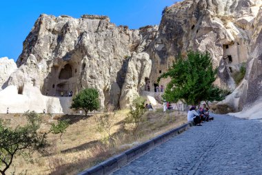GOREME, TURKEY - 4 Ekim 2020 Bunlar, antik bir Hıristiyan manastırının bölgesindeki bir açık hava müzesinde volkanik kayadaki bir mağara kilisesinin kalıntıları..