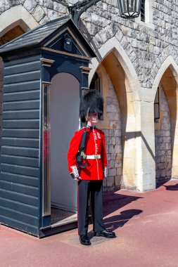 Windsor, Büyük Britanya - 19 Mayıs 2014: Bu geleneksel form Windsor Castle görev ayı şapkalı bir Kraliyet Muhafızı olduğu.