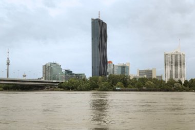 VIENNA, AUSTRIA - 22 Mayıs 2019: Bu Donau-City bölgesinin modern evler ve gökdelenlerle inşa edilmiş bir görüntüsü.