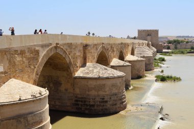 CORDOBA, İSPAN - 23 Mayıs 2018: Bu Roma Köprüsü Guadalquivir Nehri üzerinde, MÖ 1. yüzyılda inşa edilmiştir..