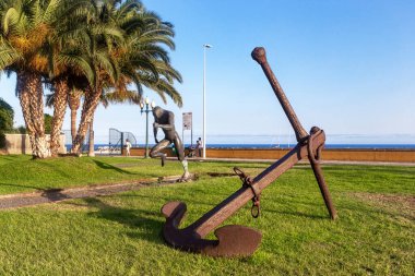 FUNCHAL, PORTUGAL - 20 Ağustos 2021: Bunlar Amiral Reis 'in Bahçesi' ndeki bir futbolcuya ait eski bir çapa ve anıt.