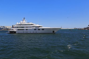 BARCELONA, İspanya - 13 Mayıs 2017: Bu şehrin liman limanında modern lüks bir zevk yatı.