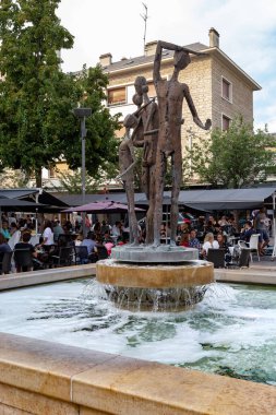 ROUEN, FRANCE - 31 AĞUSTOS 2019: Bu 1944 'te Rouen' in bombalanmasına kurban giden Dominique Denry adlı bir çeşme ve modern heykel..