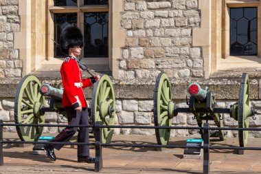 LONDON, GREAT BRITAIN - 16 Mayıs 2014: Tanımlanamayan bir nöbetçi Londra Kulesi 'nde belirlenmiş bölgede yürüyor.