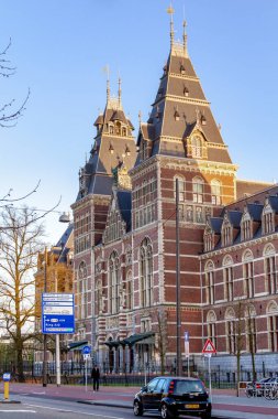 AMSTERDAM, NETHERLANDS - 4 Mayıs 2013: Bu Stadhouderskade seti tarafından Rijksmuseum binası.